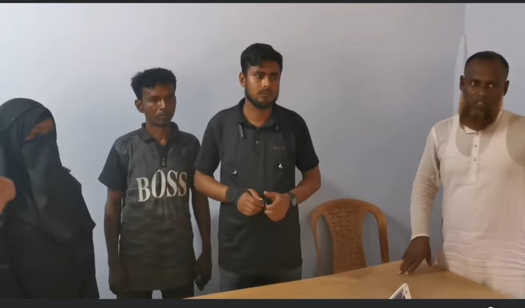 ছবি: ভুক্তভোগী নারীর সাথে সাংবাদিক বৃন্দ